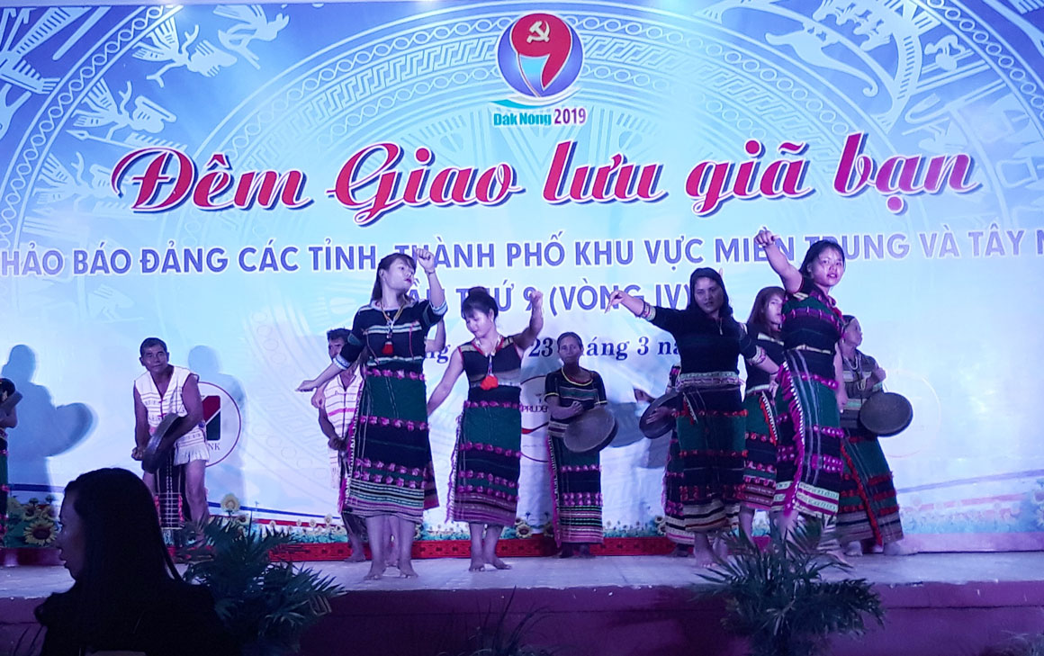 Đêm giao lưu giã bạn do Báo Đắk Nông tổ chức sau hội thảo