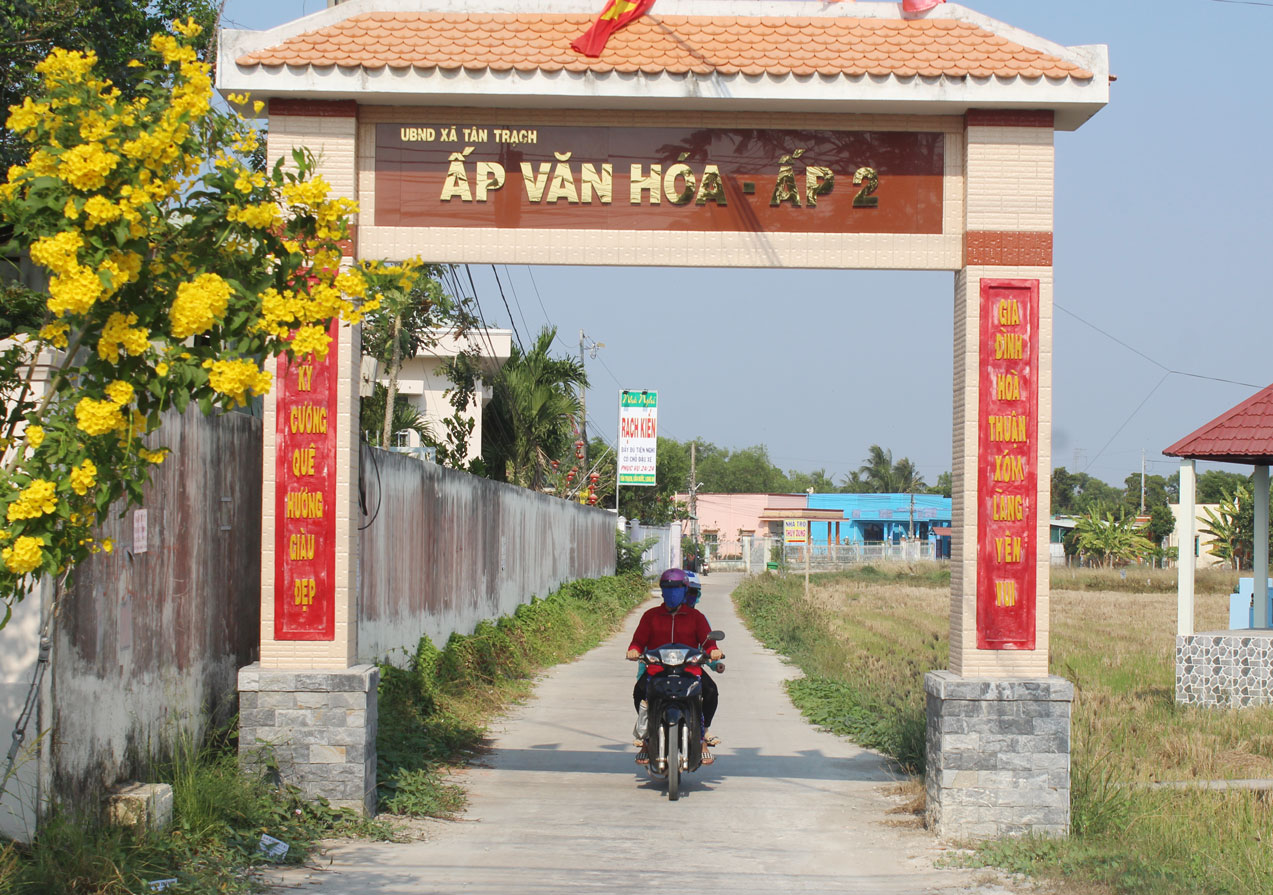 Tân Trạch: Quyết tâm được công nhận lại xã văn hóa trong thời gian không xa Đường giao thông nông thôn được tráng bê tông sạch đẹp, tạo điều kiện cho người dân đi lại và vận chuyển hàng hóa