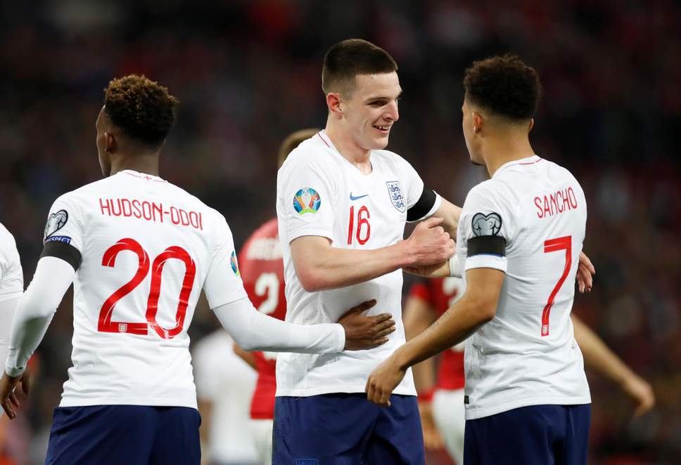 Declan Rice (16) vừa có trận ra mắt tuyển Anh