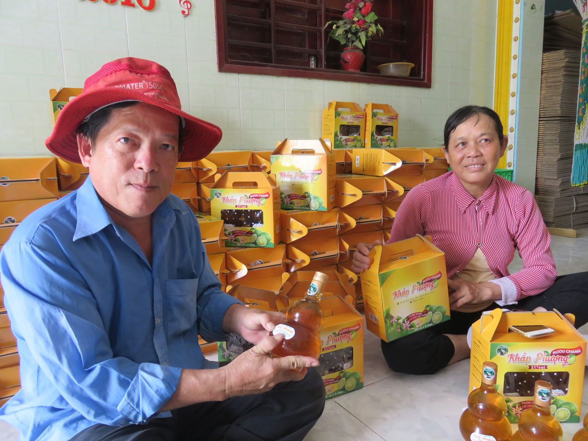 Rượu chanh - Sản phẩm sáng tạo của nhà nông Sản phẩm rượu chanh do ông Bùi Văn Khắp và vợ nghiên cứu, sáng tạo