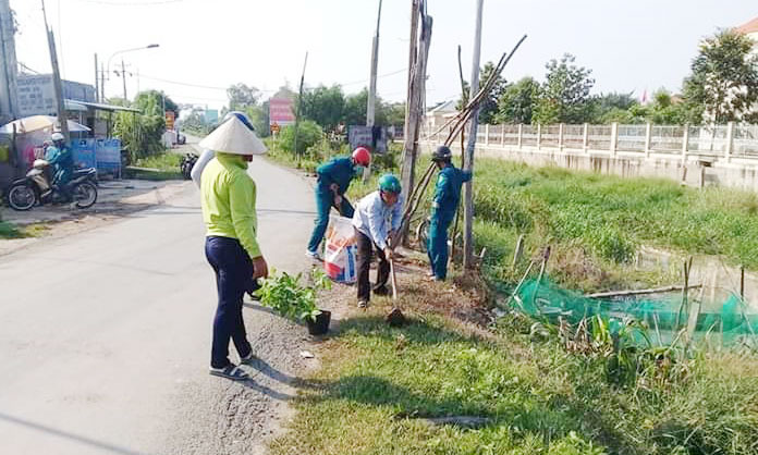 Các đoàn thể trồng cây xanh trên tuyến Đường tỉnh 817