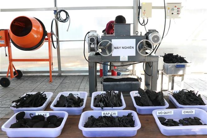 A process of the technology. Samples of organic waste are carbonised before taken to the grinder (Photo: VNA)