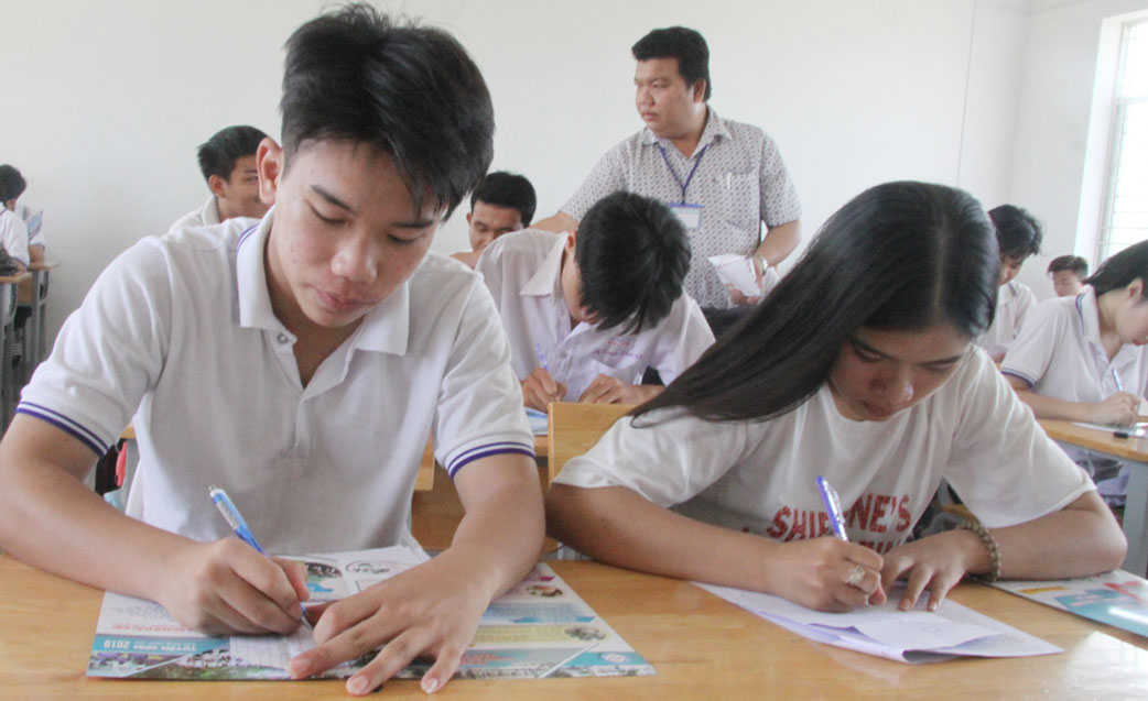 Trường THPT Hùng Vương (TP.Tân An) phát phiếu để học sinh đặt những câu hỏi