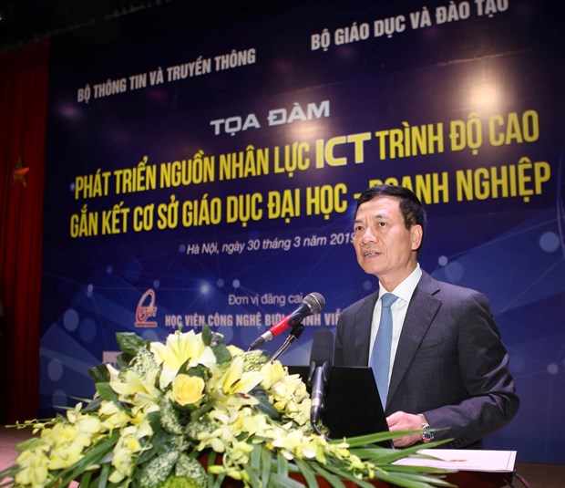 Có tới 70% cử nhân công nghệ thông tin phải đào tạo lại Bộ trưởng Bộ Thông tin và Truyền thông Nguyễn Mạnh Hùng phát biểu tại buổi tọa đàm. (Ảnh: Lê Tùng)