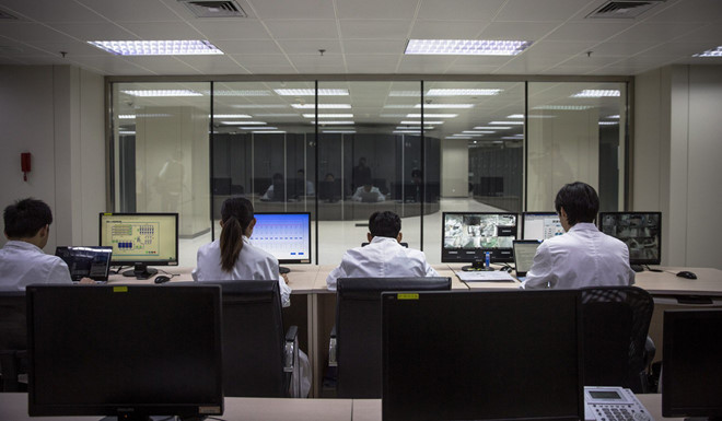 Nhân viên làm việc trước siêu máy tính tại Trung tâm Siêu máy tính Quốc gia ở Sơn Đông. ẢNH: EFE