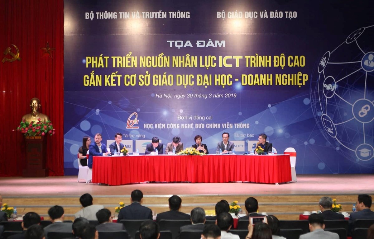 Tọa đàm đã thu hút sự tham gia của đông đảo đại diện các bộ ngành, lãnh đạo các trường đại học và doanh nghiệp. (Ảnh: Lê Tùng)