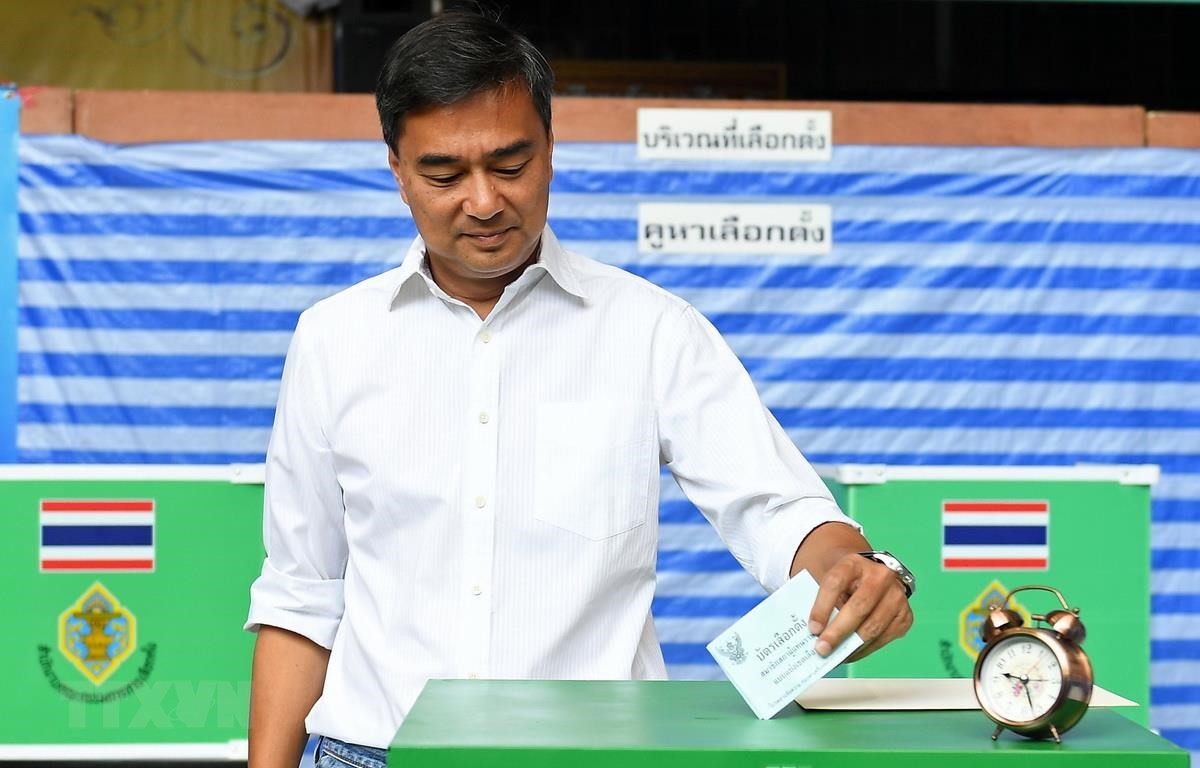 Cựu Thủ tướng Thái Lan Abhisit Vejjajiva, lãnh đạo đảng Dân chủ, bỏ phiếu tổng tuyển cử tại điểm bầu cử ở Bangkok ngày 24/3 vừa qua. (Ảnh: AFP/TTXVN)