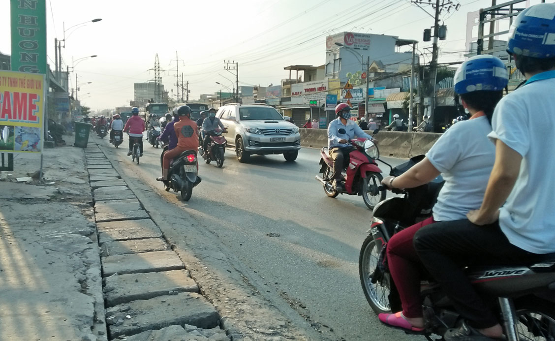 Đi ngược chiều trên QL1, qua thị trấn Bến Lức ở điểm giáp với đường Nguyễn Văn Tuôi