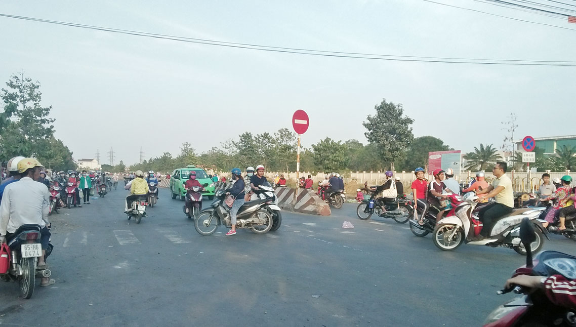 Vi phạm đi ngược chiều ở đường Nguyễn Trung Trực, thị trấn Bến Lức, huyện Bến Lức (gần cổng khu công nghiệp Thuận Đạo). Nơi đây cũng có nhiều người vi phạm không đội nón bảo hiểm khi điều khiển xe máy