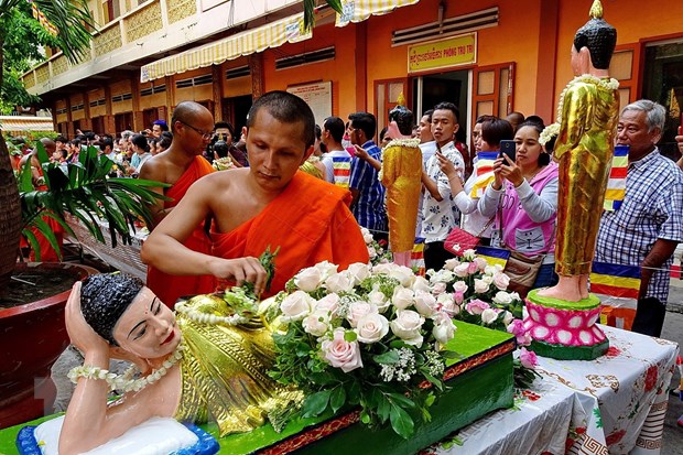 Người Khmer tắm tượng Phật trong ngày Tết Chôl Chnăm Thmây 2018. (Ảnh: Thế Anh/TTXVN)