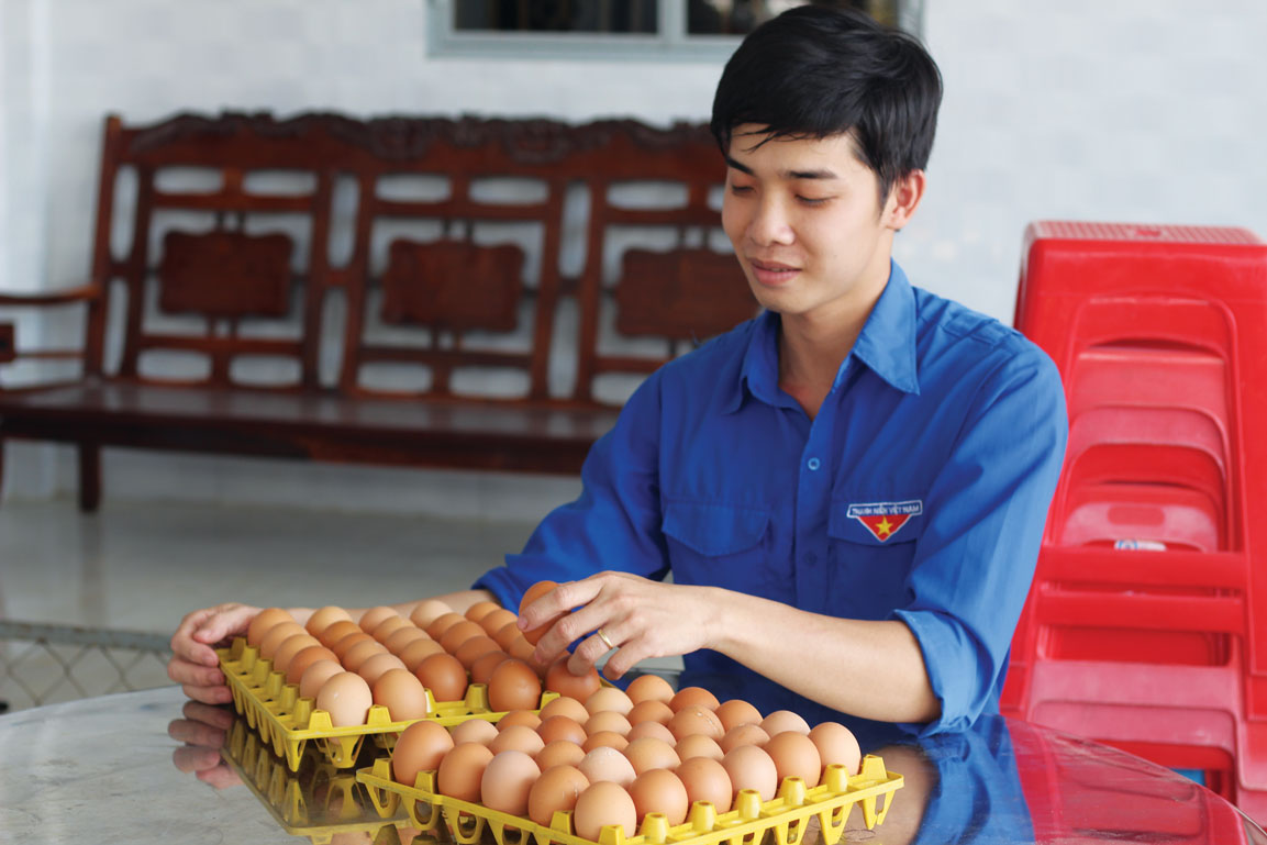 Anh Nguyễn Minh Chiến với sản phẩm trứng gà mà anh đã và đang đặt nhiều tâm huyết