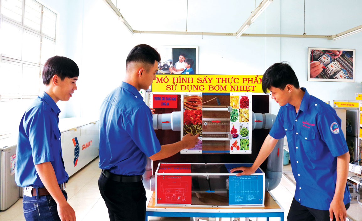 Mô hình Sấy thực phẩm sử dụng bơm nhiệt là sáng chế của Lê Minh Trường, Nguyễn Hồng Lĩnh và Nguyễn Thanh Nhã (sinh viên Trường Cao đẳng Nghề Long An)