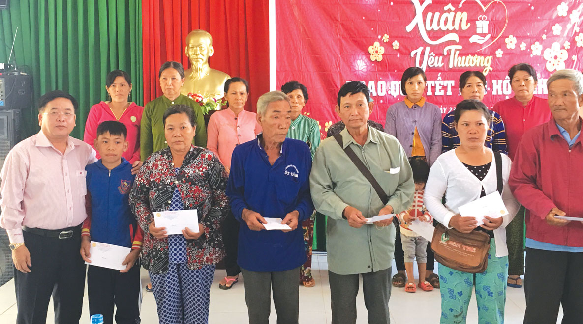 Hội Doanh nhân trẻ: Nơi chia sẻ kinh nghiệm, hợp tác hướng đến thành công Hội Doanh nhân trẻ còn là nơi kết nối giữa doanh nghiệp với cộng đồng bằng những chuyến thiện nguyện