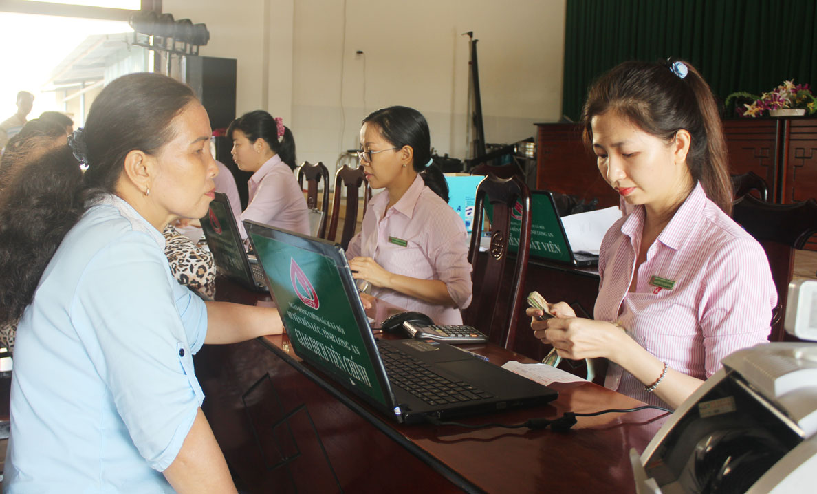 Phòng Giao dịch Ngân hàng Chính sách xã hội huyện Bến Lức tổ chức điểm giao dịch tại xã Lương Hòa, tạo điều kiện thuận lợi cho người dân vay vốn, gửi tiết kiệm