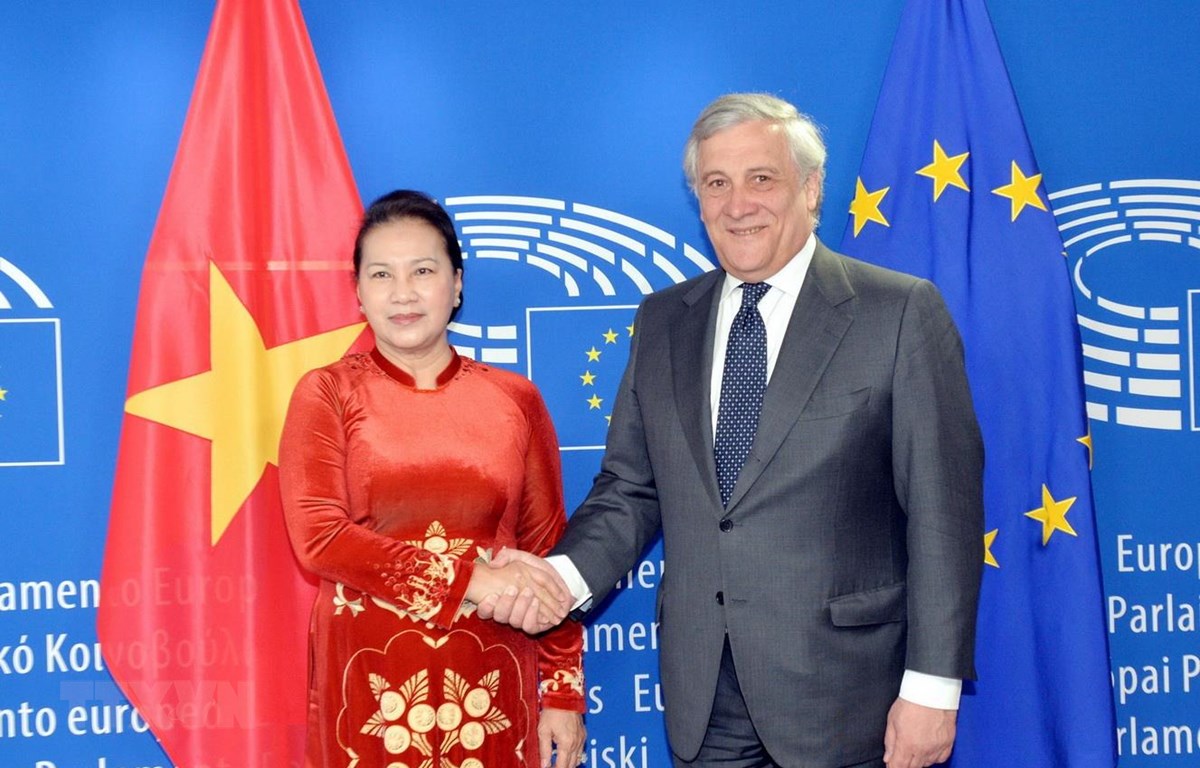Chủ tịch Nghị viện châu Âu Antonio Tajani đón Chủ tịch Quốc hội Nguyễn Thị Kim Ngân. (Ảnh: Trọng Đức/TTXVN)