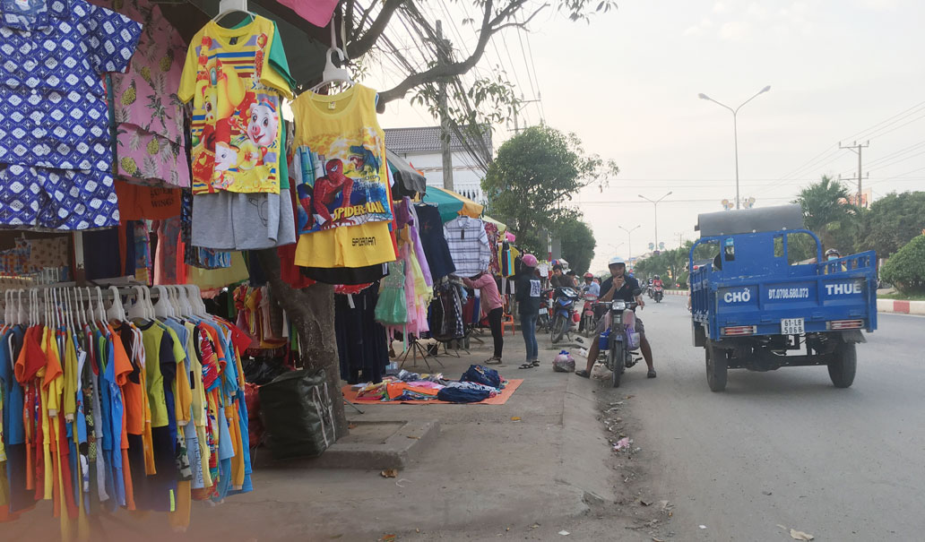 Buôn bán lấn chiếm vỉa hè chẳng phải là hình ảnh xa lạ