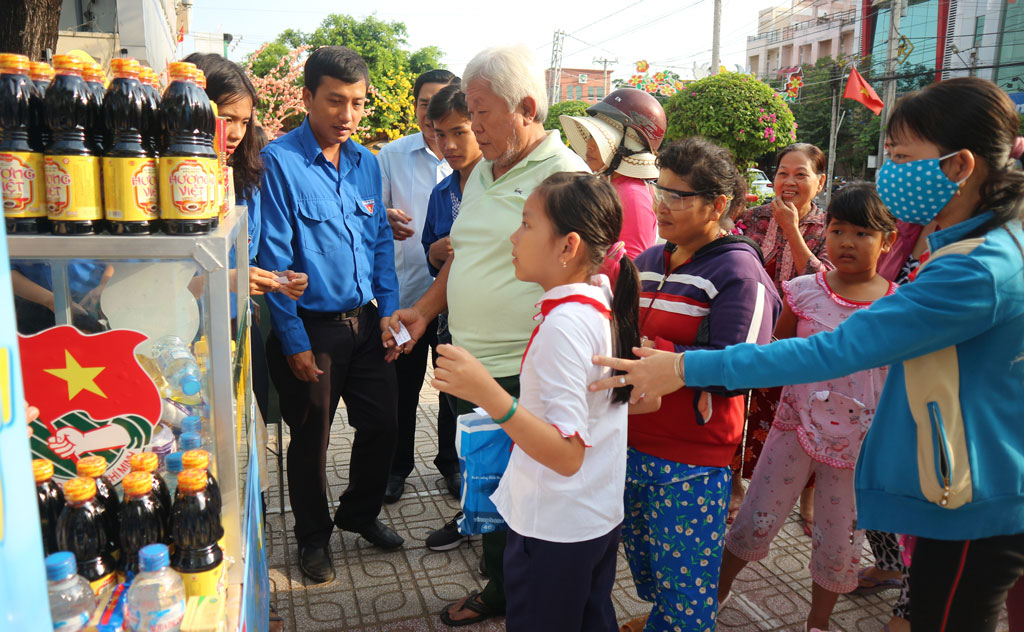 Nhiều việc làm ý nghĩa từ Câu lạc bộ Thanh niên tình nguyện Câu lạc bộ cùng  Huyện đoàn ra mắt  mô hình Bách hóa  yêu thương