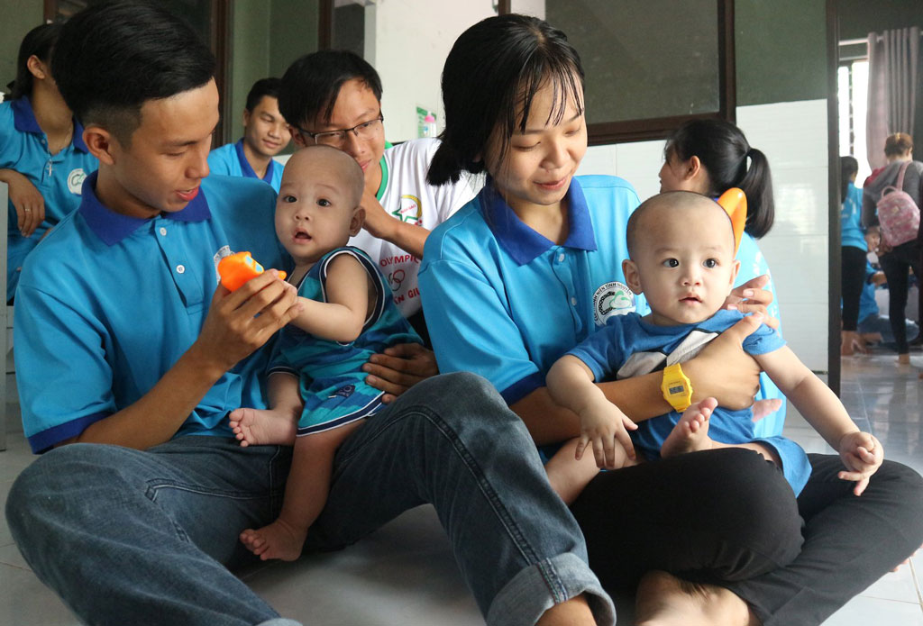 Ngày cuối tuần, thành viên câu lạc bộ đến thăm, tặng quà cho trẻ em mồ côi  được nhận nuôi tại chùa Pháp Tánh