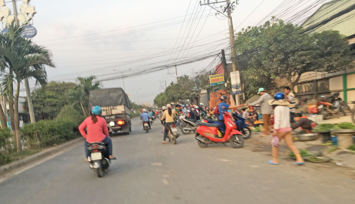 Họp chợ tràn ngay ra đường, cản trở người tham gia giao thông