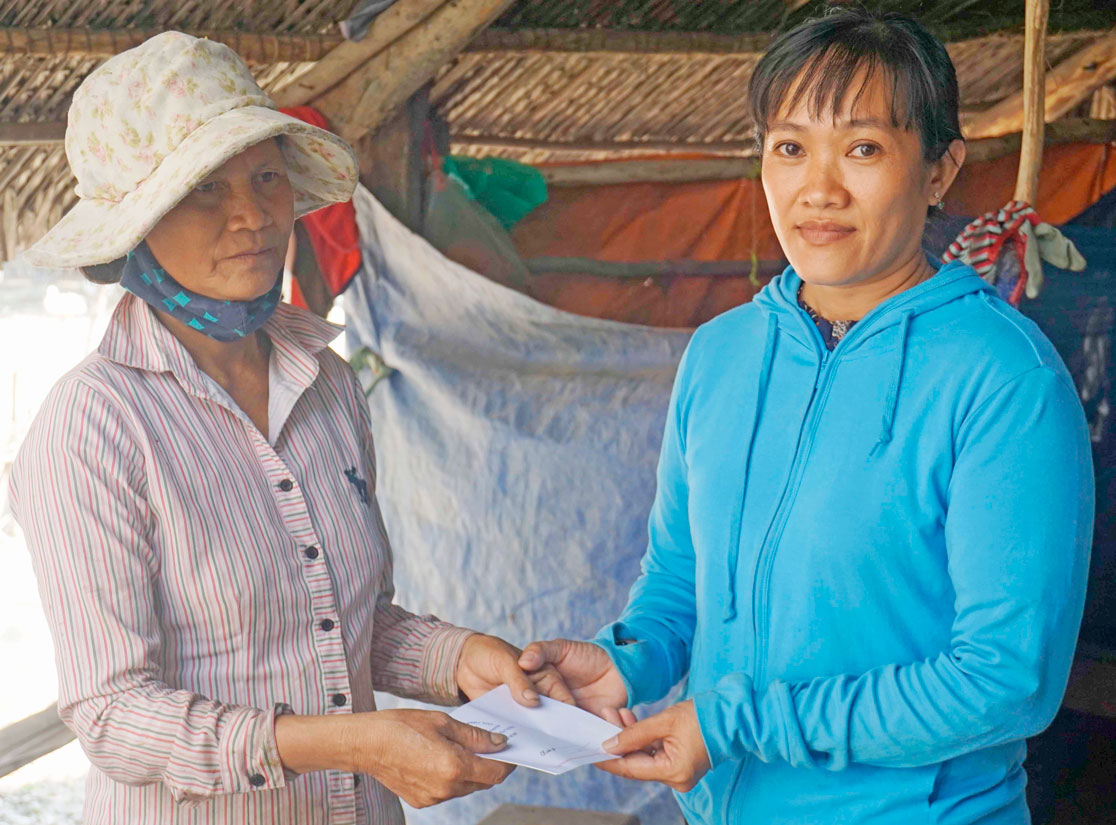 Nhóm “Vòng tay yêu thương” đến thăm và tặng quà các hoàn cảnh cơ nhỡ, mắc bệnh hiểm nghèo trên địa bàn xã An Thạnh