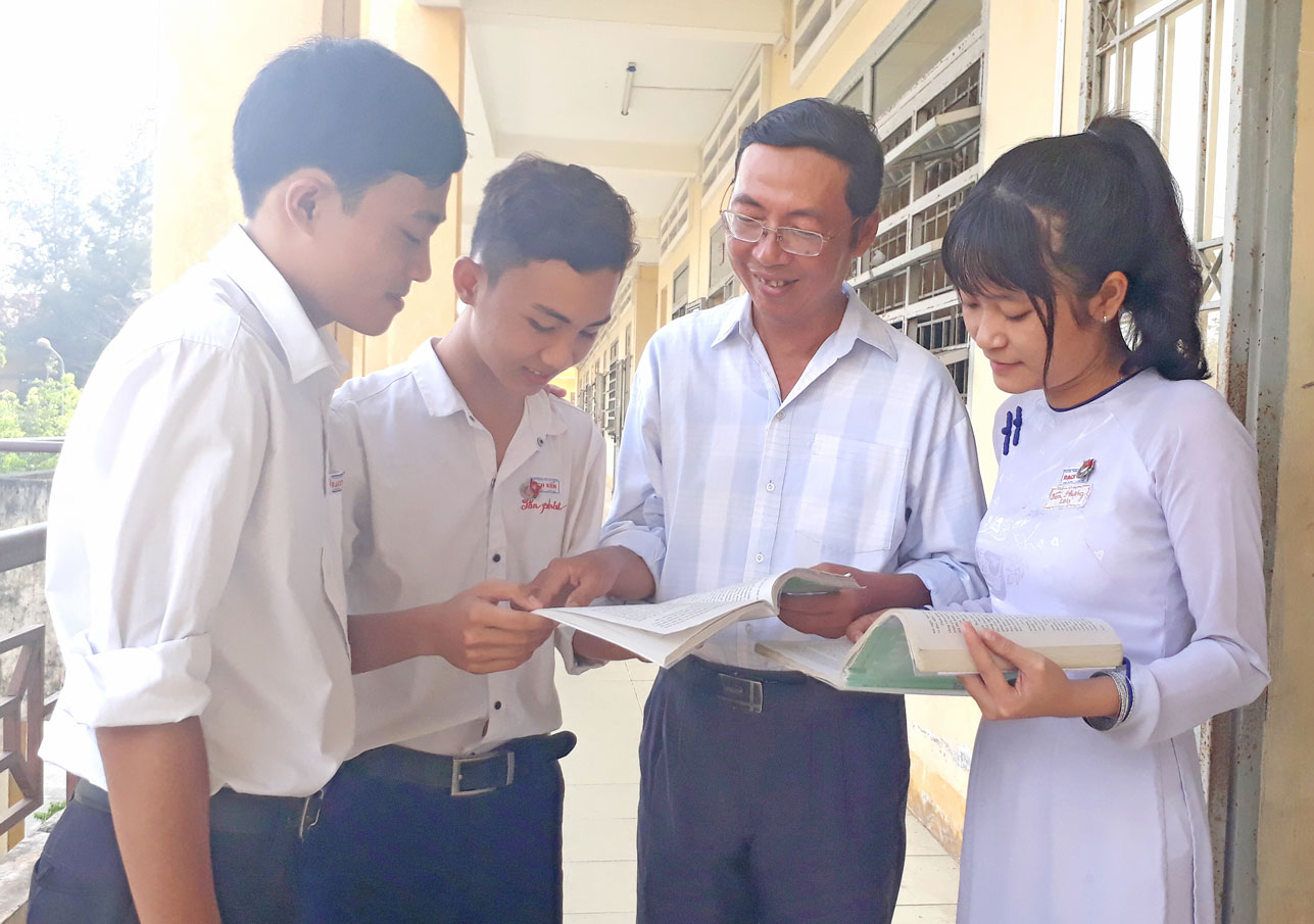 Thầy Nguyễn Trọng Hoàng đang  hướng dẫn học sinh