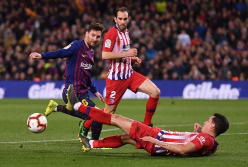 Hạ Atletico, Barca “chạm một tay” vào danh hiệu La Liga