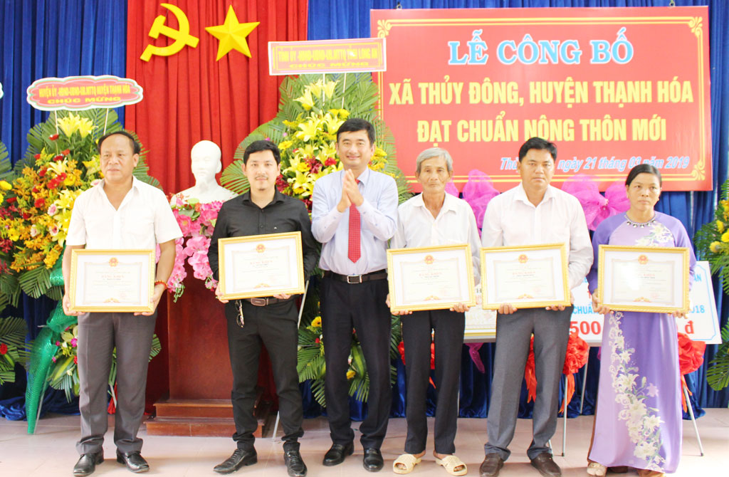 Chị Phùng Thị Hồng Thắm (bìa phải) vừa vinh dự nhận được bằng khen của UBND tỉnh