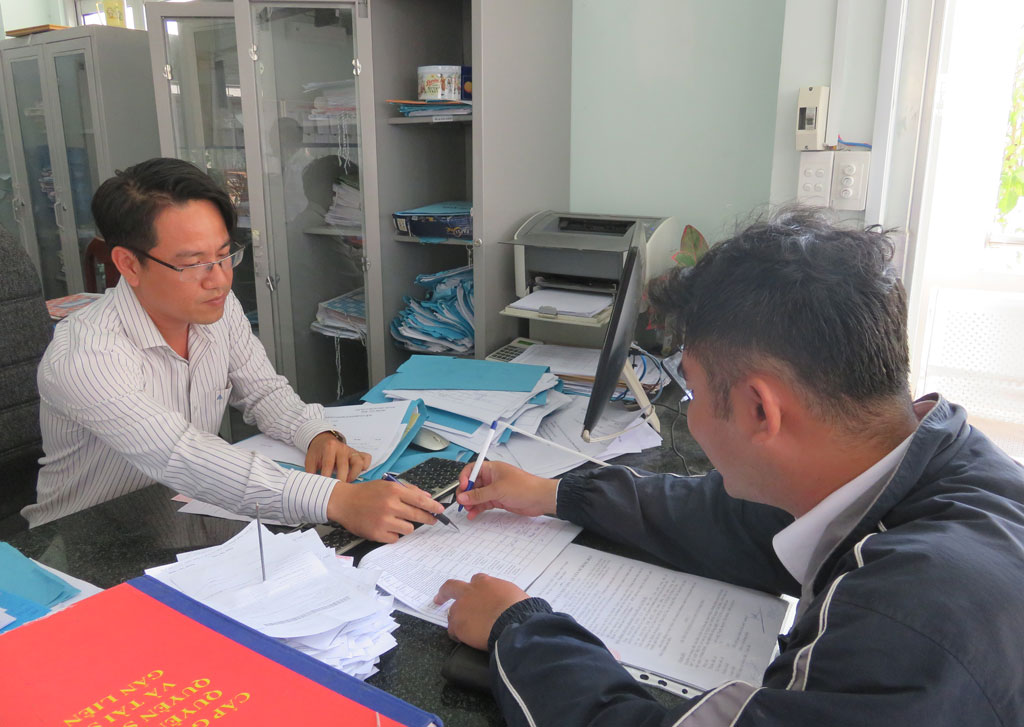 Doanh nghiệp, người dân đến thực hiện các thủ tục hành chính tại Trung tâm Hành chính công huyện Cần Đước