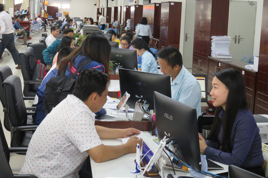 Doanh nghiệp, người dân đến thực hiện các thủ tục hành chính tại Trung tâm Phục vụ hành chính công tỉnh