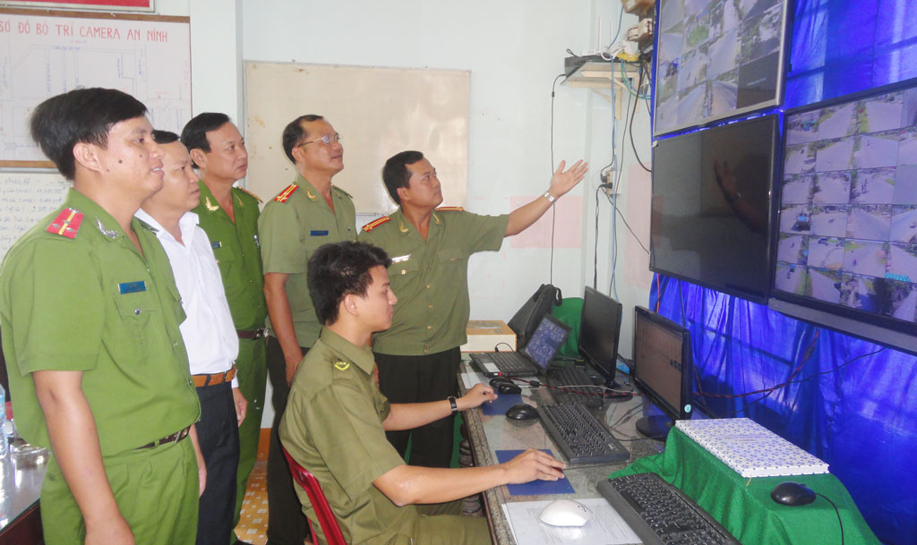 Trung tâm quan sát camera an ninh tại công an xã Mỹ Lộc, huyện Cần Giuộc