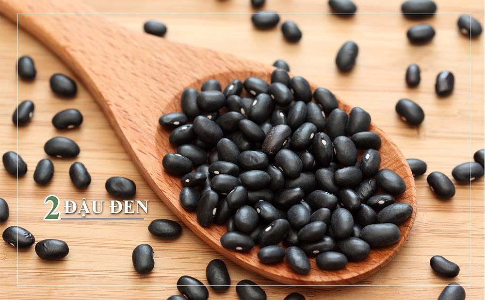Trong đậu đen có estrogen thực vật, có tên Isoflavone, giúp tóc khỏe mạnh. Và lượng vitamin B1, B2 có trong loại đậu này giúp phục hồi độ bóng của tóc.