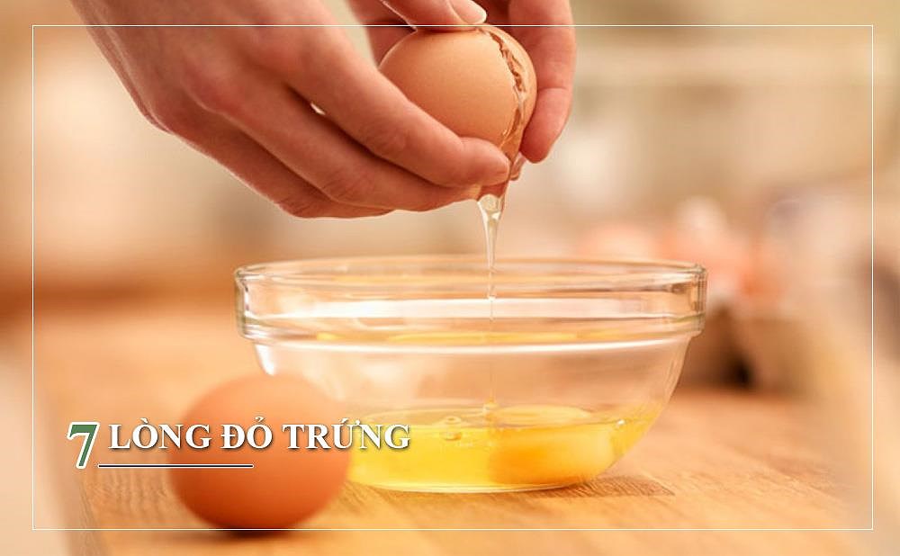 Nó chứa lutein giúp chữa lành tóc dễ gãy, hạn chế việc chẻ ngọn và làm bóng tóc. Có thể làm mặt nạ tóc bằng cách trộn hỗn hợp dầu ôliu cùng trứng, đánh đều và ủ trong 20 phút.