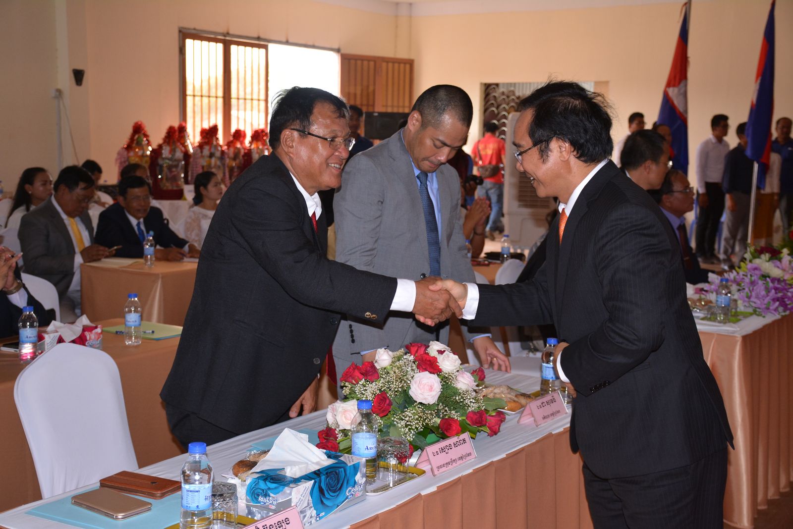 Long An provincial leader wishes traditional New Year festival in Prey Veng province, Kingdom of Cambodia Deputy Secretary of Provincial Party Committee, Vice Chairman of Long An Provincial People's Committee - Nguyen Van Duoc was delighted to attend the traditional New Year festival in Prey Veng province