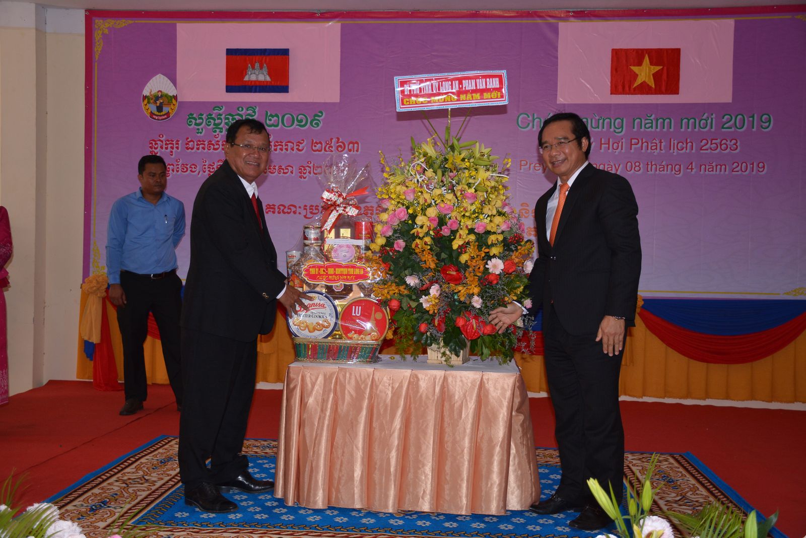 Long An provincial leader wishes traditional New Year festival in Prey Veng province, Kingdom of Cambodia Deputy Secretary of Provincial Party Committee, Vice Chairman of Long An Provincial People's Committee - Nguyen Van Duoc (right) gave a gift to the Chairman of Prey Veng Provincial Council - S’Bong Sorat