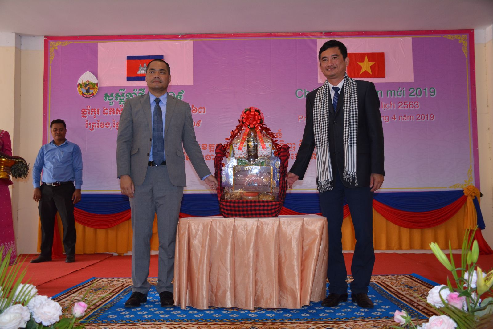 Vice Chairman of Long An Provincial People's Committee - Pham Van Canh (right) received gifts from the Governor of the Prey Veng provincial Administrative Department - Chea Somethi