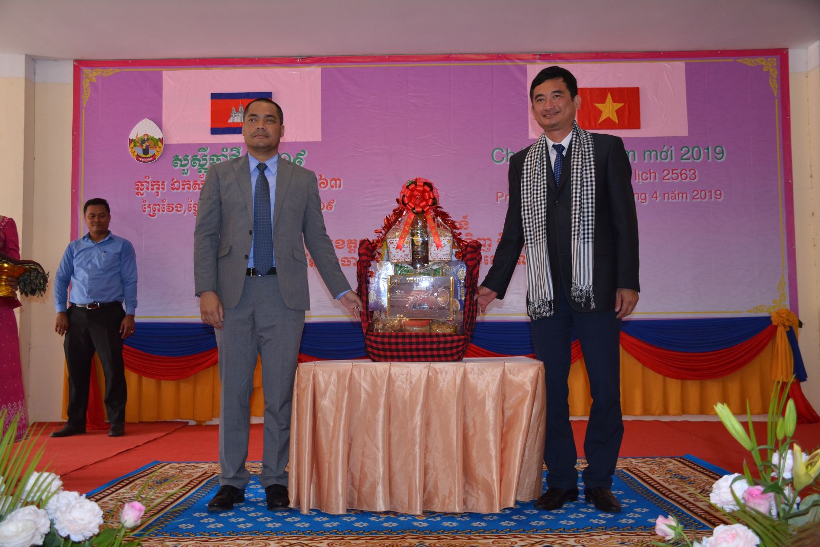 Long An provincial leader wishes traditional New Year festival in Prey Veng province, Kingdom of Cambodia Vice Chairman of Long An Provincial People's Committee - Pham Van Canh (right) received gifts from the Governor of the Prey Veng provincial Administrative Department - Chea Somethi