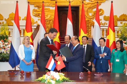 Thủ tướng Nguyễn Xuân Phúc và Thủ tướng Hà Lan Mark Rutte đã ký Bản ghi nhớ giữa hai Chính phủ về hợp tác chuyển đổi nông nghiệp tại ĐBSCL.