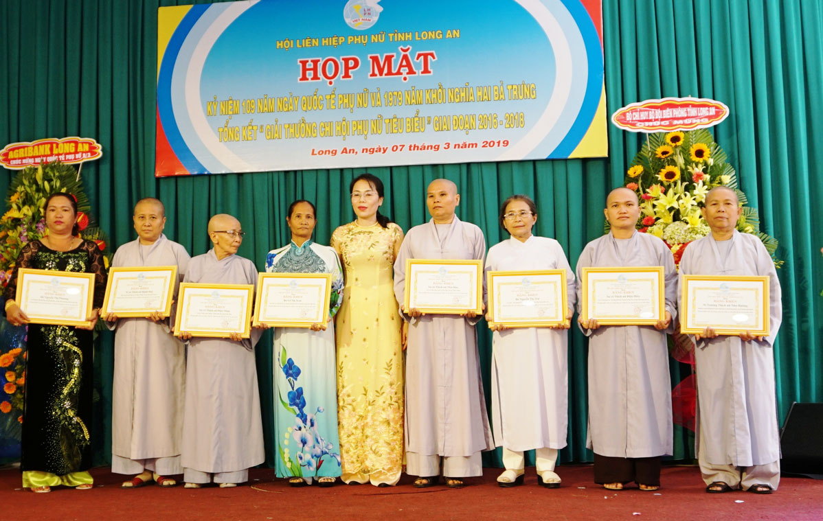 Ni sư Thích Nữ Như Hương (bìa phải) nhận bằng khen của Hội Liên hiệp Phụ nữ Việt Nam tỉnh vì có nhiều đóng góp cho công tác xã hội