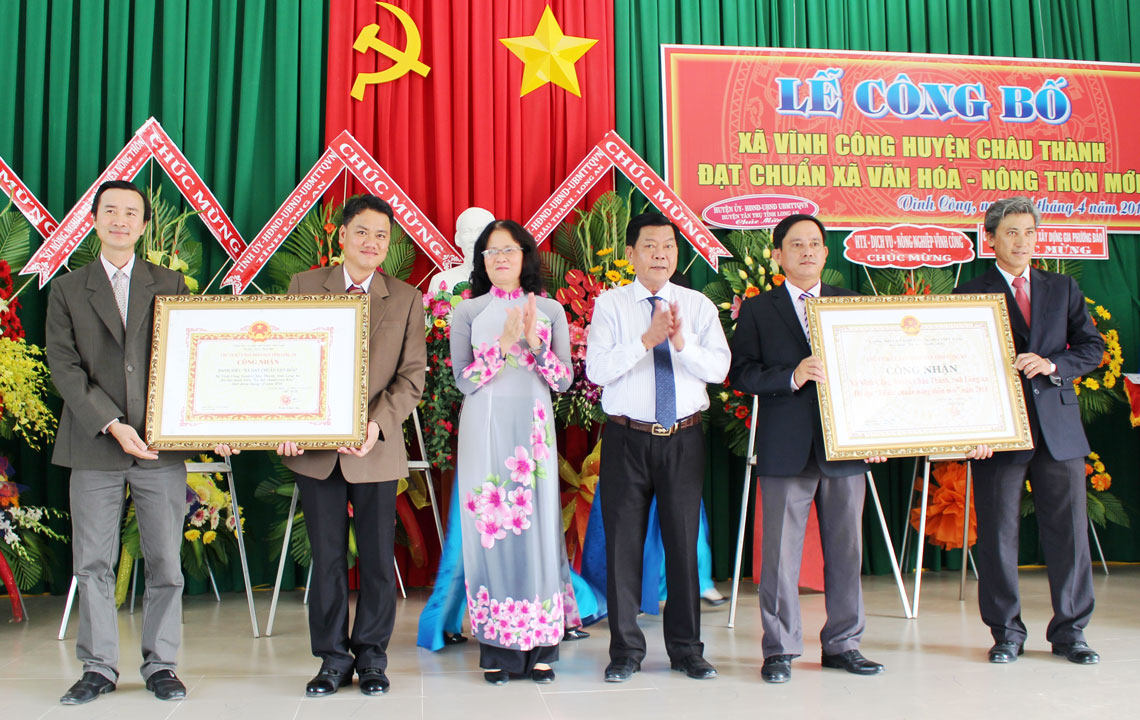 Xã Vĩnh Công vinh dự được UBND tỉnh trao Bằng chứng nhận đạt chuẩn văn hóa, nông thôn mới vào ngày 04/4/2019
