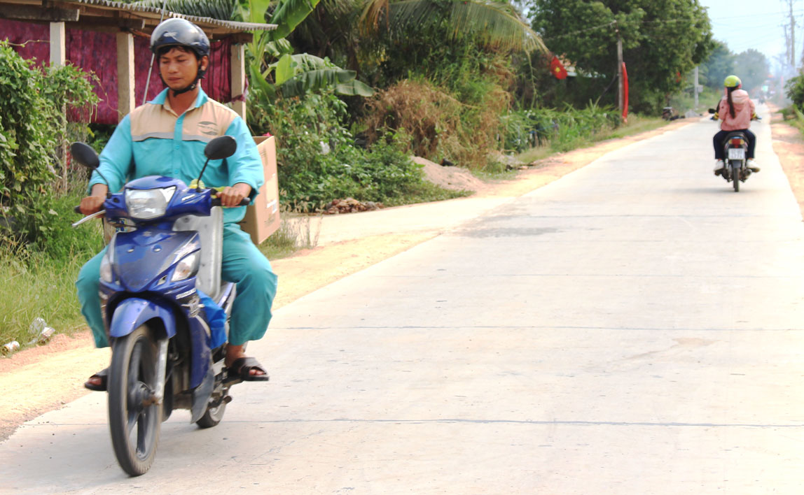 Với sự chung sức của người dân, nhiều tuyến đường giao thông nông thôn trên địa bàn xã ngày càng được nâng cấp, mở rộng khang trang