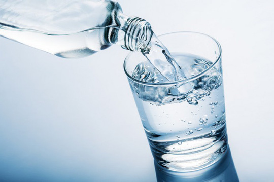 Mất nước có thể dẫn đến lo lắng, mệt mỏi. Vì vậy, bạn cần uống đủ nước mỗi ngày.