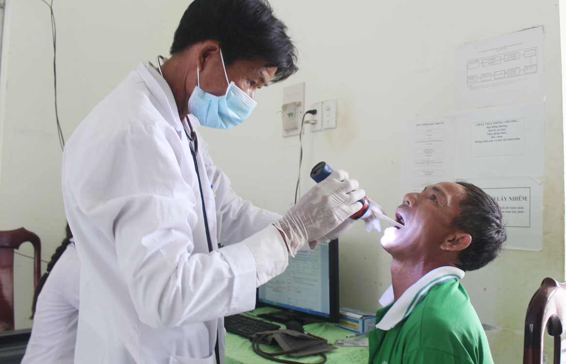 Ông Nguyễn Văn Thông rất an tâm đến khám, chữa bệnh tại trạm y tế xã