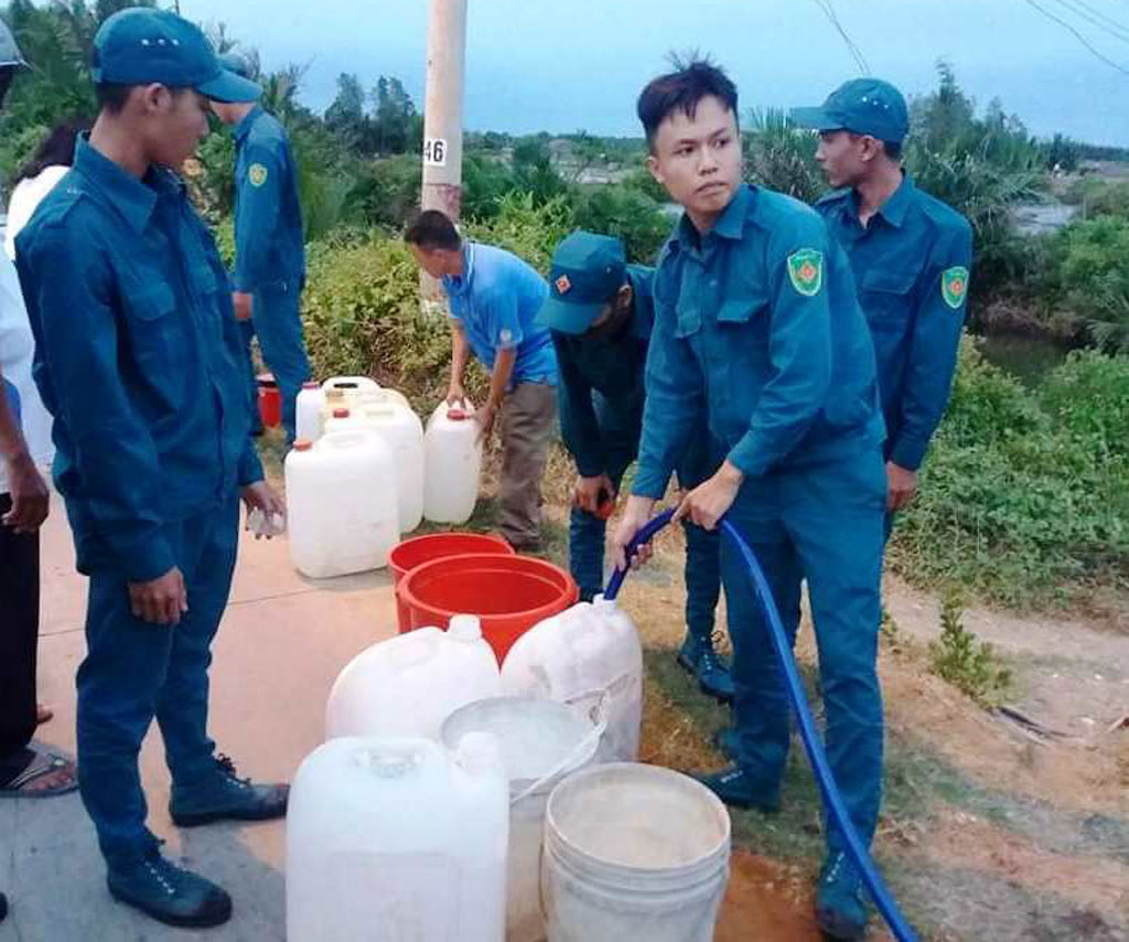 Huyện Cần Giuộc phối hợp Bộ Chỉ huy Quân sự tỉnh đưa nước sạch phục vụ người dân vùng hạ trong những ngày cao điểm của mùa khô