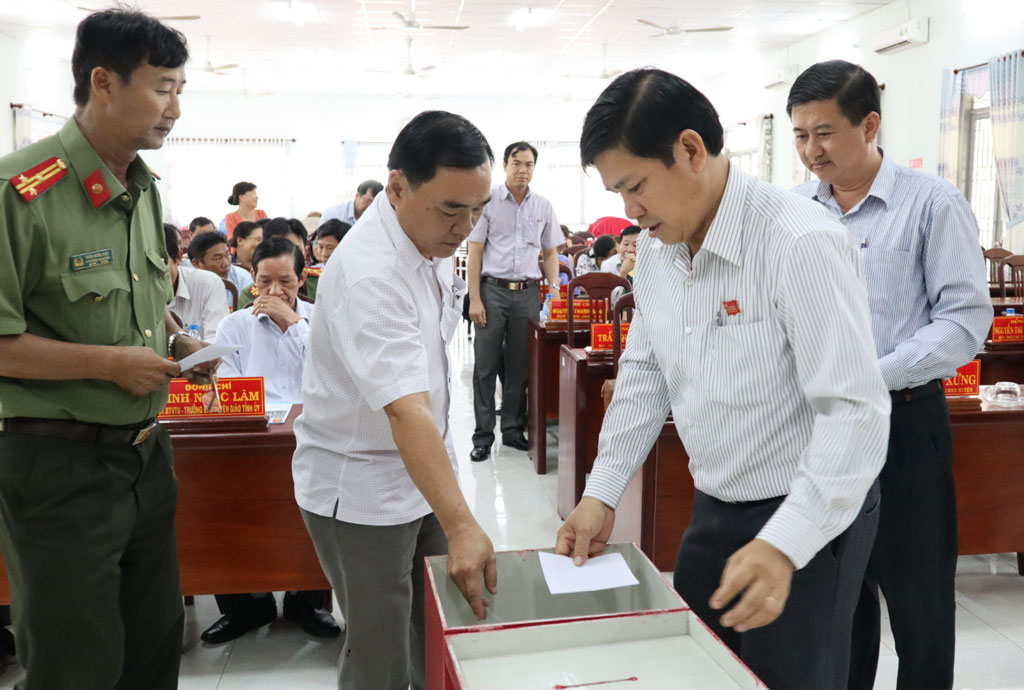 Ông Nguyễn Văn Đát được bầu làm Bí thư Huyện ủy Mộc Hóa