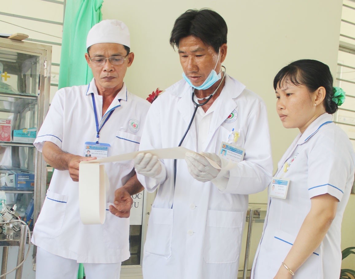 Trạm Y tế xã Thạnh Phước được y, bác sĩ huyện xuống hướng dẫn về kỹ thuật đo điện tâm đồ