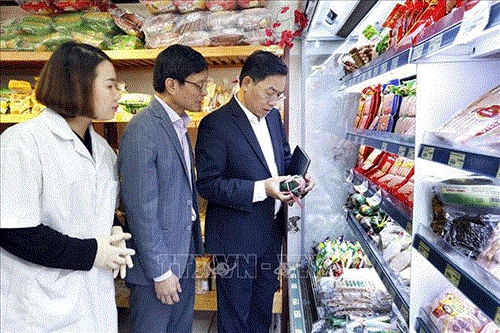 Inspectors from the Hanoi Department of Health check food safety at a supermarket in Hoan Kiem district (Photo: VNA)
