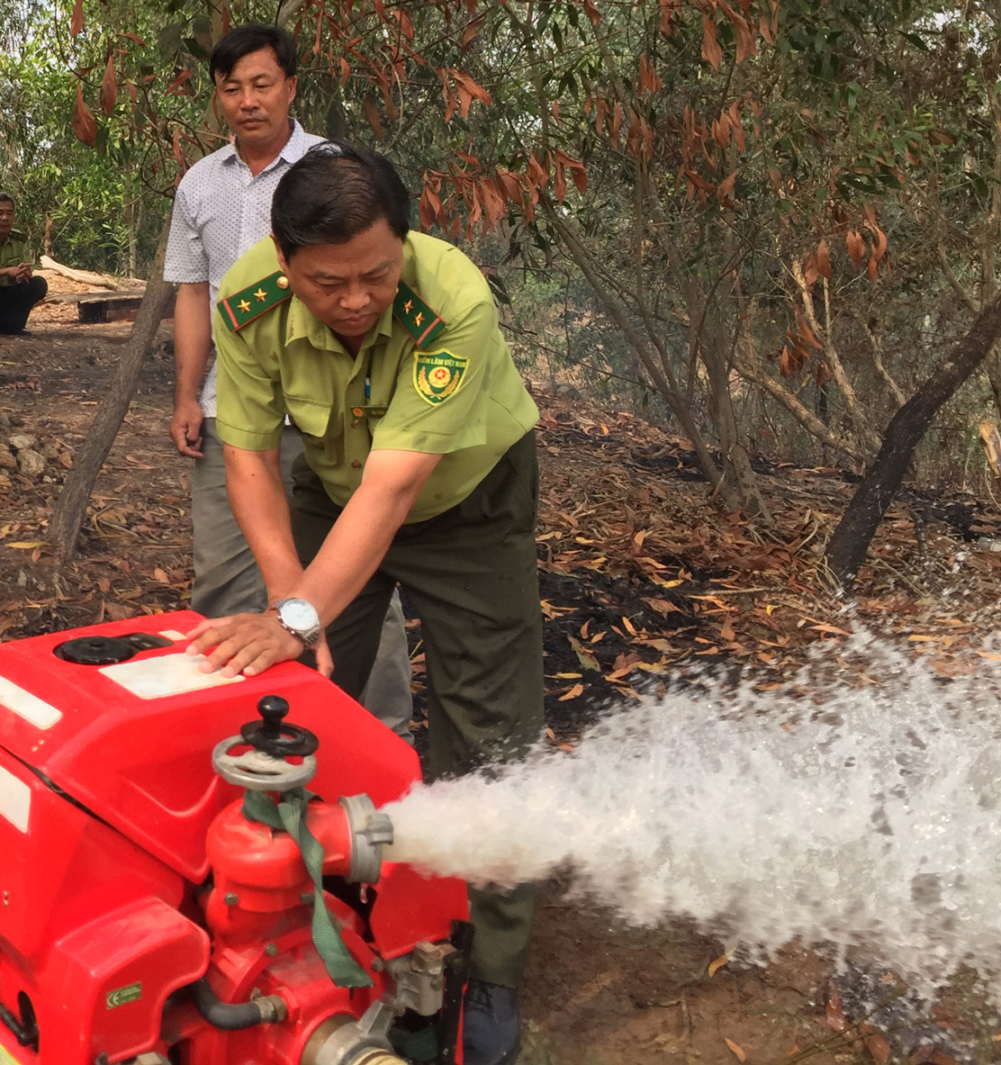 Lực lượng chức năng kiểm tra thiết bị phòng cháy, chữa cháy tại Khu Bảo tồn đất ngập nước Láng Sen