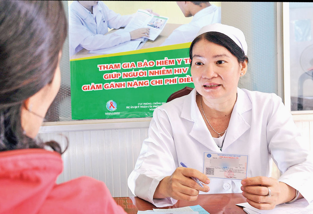 Việc khám bệnh, chữa bệnh cho người sống với HIV thông qua Quỹ Bảo hiểm y tế chi trả giúp họ bảo đảm việc điều trị liên tục và lâu dài