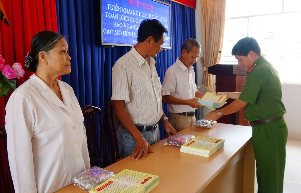 Trung tá Võ Ngọc Toàn trao 1.000 móc khóa phòng, chống tội phạm và 4.000 tờ bướm tuyên truyền mô hình “Hai không, hai báo”