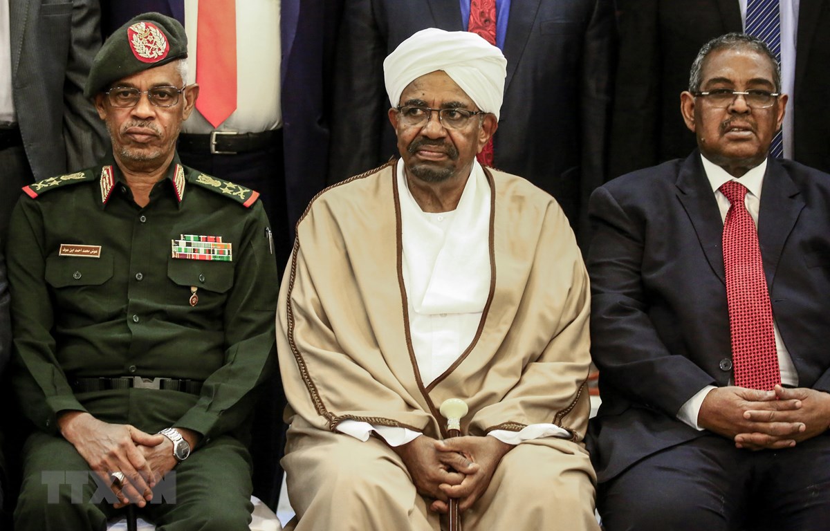 Ông Omar al-Bashir (giữa) lúc là Tổng thống Sudan và Bộ trưởng Quốc phòng Ahmed Awad Ibnouf (trái) tại lễ tuyên thệ nhậm chức của các thành viên nội các ở thủ đô Khartoum ngày 14/3/2019. (Ảnh: AFP/TTXVN)